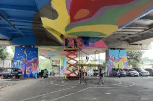 Petugas Dinas Sumber Daya Air dan Bina Marga saat melakukan pengecetan mural pada kolong Flyover Pasupati di Kota Bandung, Jawa Barat, Kamis (16/1/2025). ANTARA/Rubby Jovan