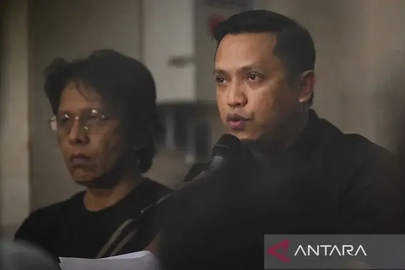 Ketua Bidang Reformasi Sistem Hukum Nasional DPP PDIP Ronny Talapessy (kanan) didampingi Wakil Sekretaris Jenderal PDIP Adian Napitupulu (kiri) menyampaikan tanggapan terkait penetapan tersangka kepada Hasto Kristiyanto oleh KPK di Gedung DPP PDI Perjuangan, Jakarta, Selasa (24/12/2024). ANTARA FOTO/Muhammad Ramdan/rwa/aa.