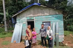 Pengurus Baznas Belitung menyalurkan bantuan material korban bencana alam angin kencang, Jumat 24/1 (ANTARA/Kasmono/Apriliansyah)