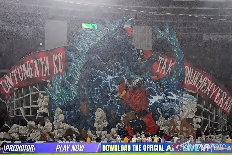 Suporter Indonesia memberikan dukungan kepada Timnas Indonesia saat melawan Timnas Jepang pada pertandingan Grup C putaran ketiga Kualifikasi Piala Dunia 2026 Zona Asia di Stadion Utama Gelora Bung Karno (SUGBK), Senayan, Jakarta, Jumat (15/11/2024). (ANTARA FOTO/Dhemas Reviyanto)