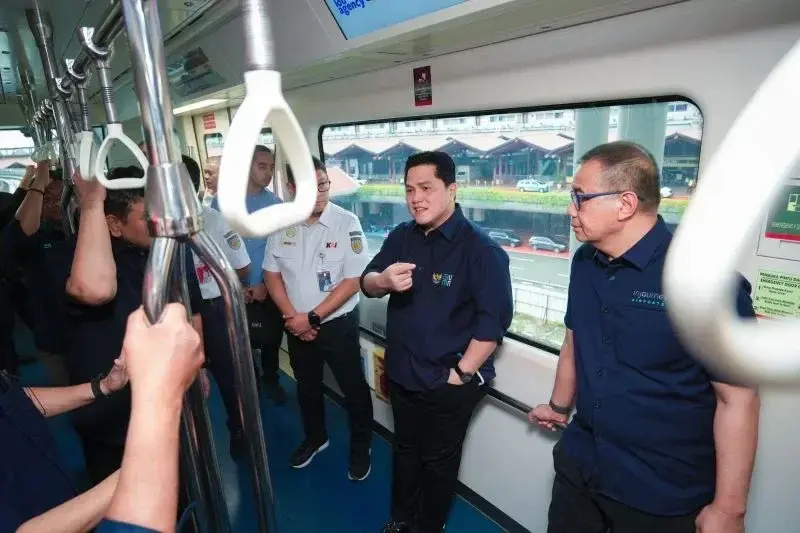Menteri Badan Usaha Milik Negara (BUMN) Erick Thohir saat menjajal kereta bandara dari Bandara Internasional Soekarno-Hatta menuju Stasiun BNI City, Jakarta, Rabu (1/1/2025). ANTARA/HO-Kementerian BUMN