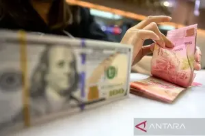 Arsip foto - Petugas menunjukkan uang pecahan rupiah dan dolar AS dan di gerai penukaran mata uang asing di Jakarta, Rabu (6/11/2024). ANTARA FOTO/Rivan Awal Lingga/foc/pri.