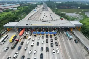 Suasana arus lalu lintas di Gerbang Tol Cikampek Utama. ANTARA/HO-Jasa Marga