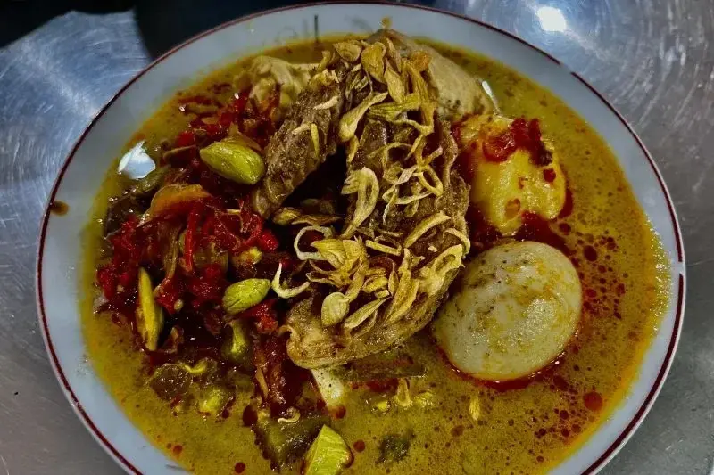 Sajian lengkap ketupat cap go meh. (ANTARA/ Putri Hanifa)