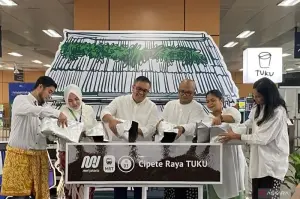 PT MRT Jakarta (Perseroda) dan PT Karya Tetangga Tuku, selaku pemegang merek Toko Kopi Tuku (TUKU) bekerja sama kemitraan melalui penamaan (naming rights) pada Stasiun Cipete Raya TUKU, Jakarta, Jumat (31/1/2025). ANTARA/Luthfia Miranda Putri