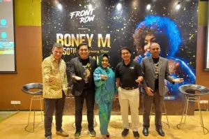 Promotor konser 'Boney M - 50th Anniversary Tour' serta bintang tamu Hetty Koes Endang (tengah) dalam konferensi pers yang diselenggarakan di Jakarta, pada Rabu (8/1/2025). (ANTARA/Adimas Raditya)