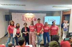 Para pemeran film "Lyora: Penantian Buah Hati" berfoto bersama dalam konferensi pers yang digelar di Jakarta, Jumat (17/1/2025). (ANTARA/Adimas Raditya)