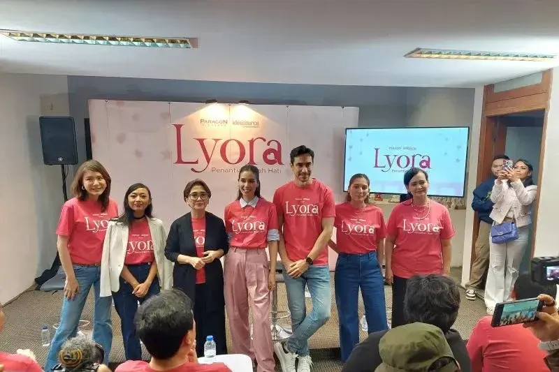Para pemeran film "Lyora: Penantian Buah Hati" berfoto bersama dalam konferensi pers yang digelar di Jakarta, Jumat (17/1/2025). (ANTARA/Adimas Raditya)