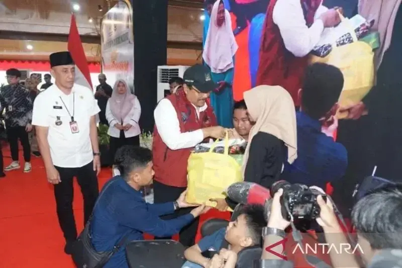 Menteri Sosial RI Syafullah Yusuf meninjau kegiatan layanan kesehatan bagi disabilitas di Bangkalan, Jawa Timur, Rabu (8/1/2025) (ANTARA/ HO-Pemkab Bangkalan)