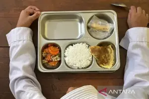 Menu yang disajikan pada pelaksanaan MBG perdana di SDN Kedungbadak 1 Kota Bogor, Jawa Barat, Senin (6/1/2025). (ANTARA/M Fikri Setiawan)