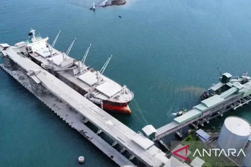 Foto udara sebuah kapal bersandar di Pelabuhan Teluk Bayur, Kota Padang, Sumatera Barat. ANTARA/Fandi Yogari