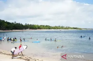 Sejumlah wisatawan menikmati suasana Pantai Peninsula Nusa Dua di Kabupaten Badung, Bali, Senin (20/1/2025) ANTARA/HO-ITDC Nusa Dua