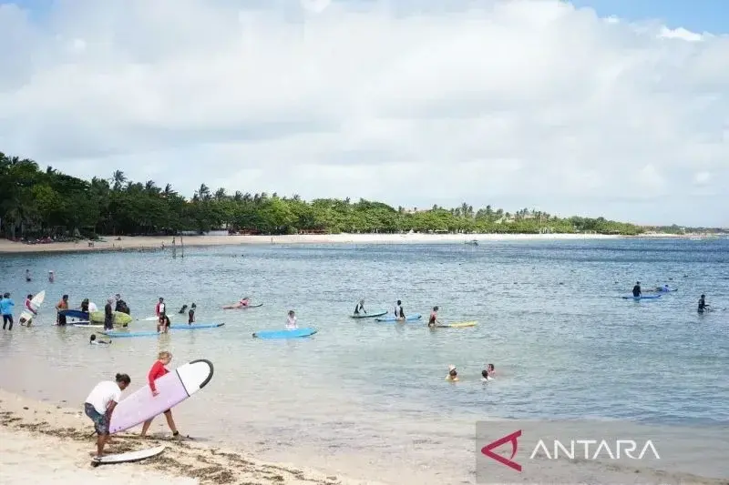 Sejumlah wisatawan menikmati suasana Pantai Peninsula Nusa Dua di Kabupaten Badung, Bali, Senin (20/1/2025) ANTARA/HO-ITDC Nusa Dua