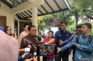 Pramono Anung, calon gubernur DKI Jakarta terpilih memberikan keterangan kepada wartawan di kediamannya di Cipete, Jakarta Selatan, Kamis (9/1/2025). (ANTARA/Yamsyina Hawnan)