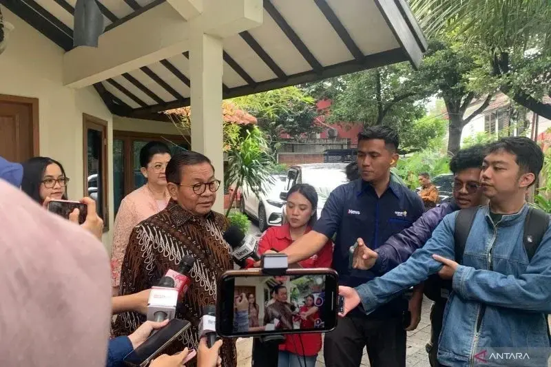 Pramono Anung, calon gubernur DKI Jakarta terpilih memberikan keterangan kepada wartawan di kediamannya di Cipete, Jakarta Selatan, Kamis (9/1/2025). (ANTARA/Yamsyina Hawnan)