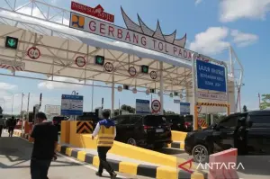 Gerbang Tol Padang-Pekanbaru Seksi Padang-Sicincin di Kabupaten Padang Pariaman, Sumatera Barat, Kamis (16/1/2025). (Antara/Fandi Yogari)