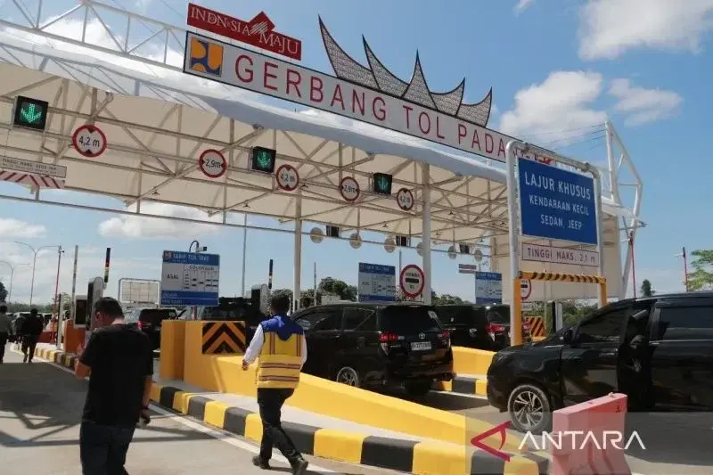 Gerbang Tol Padang-Pekanbaru Seksi Padang-Sicincin di Kabupaten Padang Pariaman, Sumatera Barat, Kamis (16/1/2025). (Antara/Fandi Yogari)