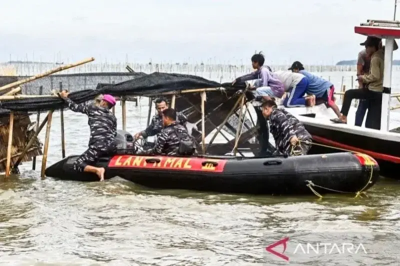 Personel TNI AL dan nelayan membongkar pagar laut yang terpasang di kawasan pesisir Tanjung Pasir, Kabupaten Tangerang, Banten, Sabtu (18/1/2025). ANTARA FOTO/Rivan Awal Lingga