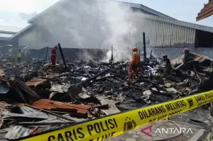 Puluhan kios pedagang di blok D pasar induk Cepu Kabupaten Blora, Jawa Tengah, mengalami kebakaran sehingga mengakibatkan kerugian material, Minggu (26/1/2025) pagi. (ANTARA/Gunawan.)