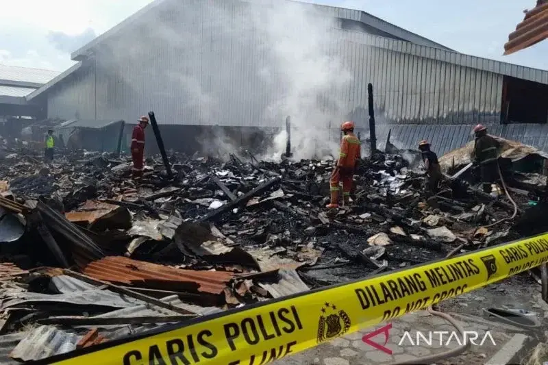 Puluhan kios pedagang di blok D pasar induk Cepu Kabupaten Blora, Jawa Tengah, mengalami kebakaran sehingga mengakibatkan kerugian material, Minggu (26/1/2025) pagi. (ANTARA/Gunawan.)