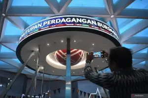 Layar menunjukkan pergerakan harga saham saat pembukaan perdagangan saham awal tahun 2025 di Bursa Efek Indonesia, Jakarta, Kamis (2/1/2025). (LANTARA FOTO/Hafidz Mubarak A/nym