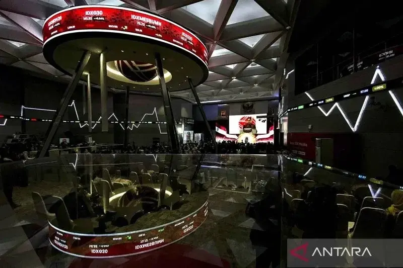 Layar menunjukkan pergerakan harga saham saat pembukaan perdagangan saham awal tahun 2025 di Bursa Efek Indonesia, Jakarta, Kamis (2/1/2025). Pada pembukaan perdagangan saham awal tahun 2025 IHSG dibuka menguat 29,36 poin atau 0,41 persen ke posisi 7.109,26. ANTARA FOTO/Hafidz Mubarak A/nym.