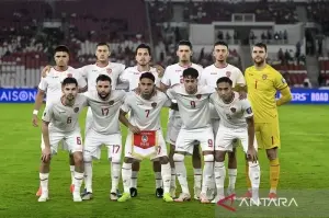 Pesepak bola Timnas Indonesia berpose sebelum melawan Timnas Arab Saudi pada pertandingan Grup C putaran ketiga Kualifikasi Piala Dunia 2026 Zona Asia di Stadion Utama Gelora Bung Karno, Senayan, Jakarta, Selasa (19/11/2024). ANTARA FOTO/Rivan Awal Lingga/mrh/Spt/pri.