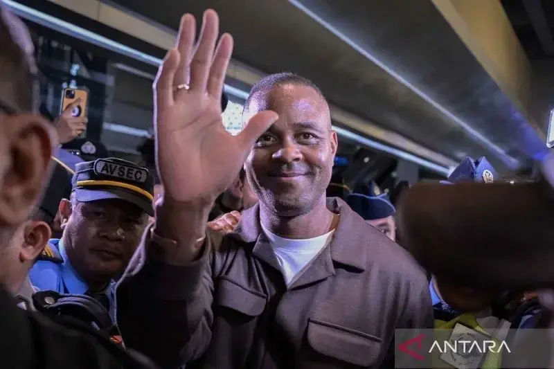 Pelatih Timnas Indonesia Patrick Kluivert (kanan) berjalan keluar setibanya di Terminal 3 Bandara Internasional Soekarno Hatta, Tangerang, Banten, Sabtu (11/1/2025). Patrick Kluivert resmi dikontrak selama dua tahun disertai opsi perpanjangan untuk menangani Timnas Indonesia menggantikan Shin Tae-yong usai diberhentikan oleh PSSI. ANTARA FOTO/Fauzan/nym.