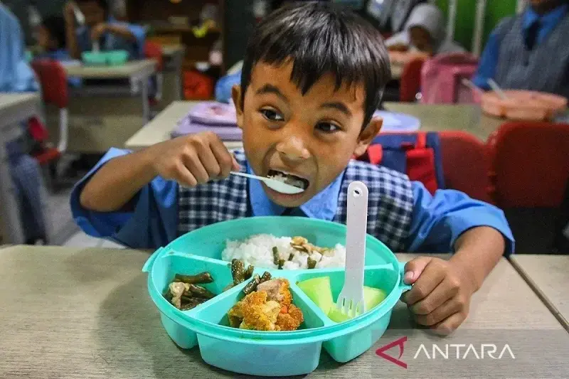 Arsip foto - Siswa menyantap makanan saat tahap pembiasaan program makan bergizi gratis di SDN Panunggangan 5, Kota Tangerang, Banten, Kamis (14/11/2024). (ANTARA FOTO/Sulthony Hasanuddin/nym/aa.)