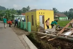 Petugas membersihkan material bangunan rumah yang terdampak bencana angin puting beliung di Kecamatan Sukaratu, Kabupaten Tasikmalaya, Jawa Barat, Kamis (2/1/2024). (ANTARA/HO-Tagana Tasikmalaya)