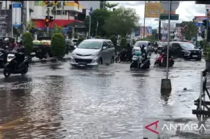 Kondisi air pasang yang naik ke jalan Gajah Mada Pontianak. ANTARA/Dedi