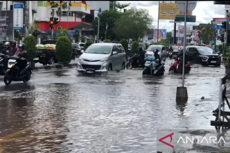 Kondisi air pasang yang naik ke jalan Gajah Mada Pontianak. ANTARA/Dedi