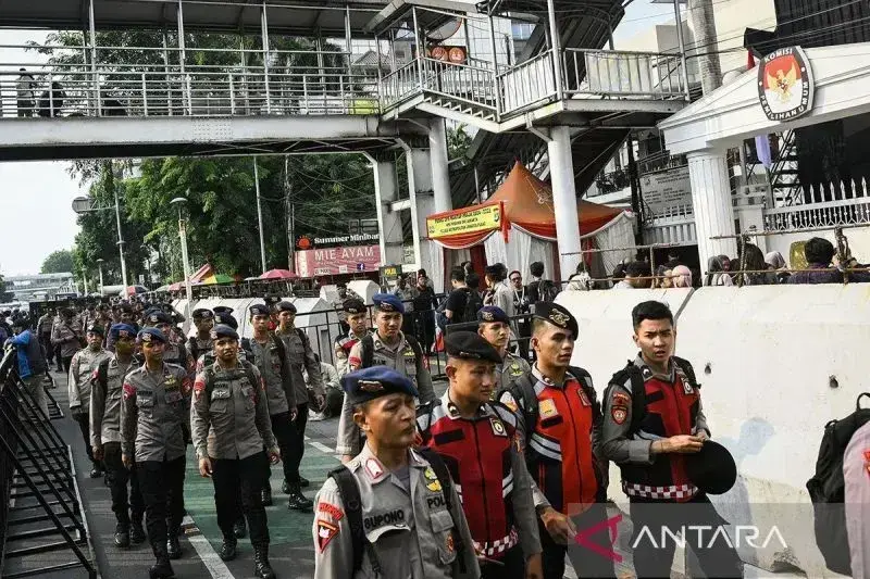 Arsip foto - Sejumlah personel Polda Metro Jaya berjaga menjelang penetapan dan pengundian nomor calon gubernur dan wakil gubernur di Kantor KPU DKI Jakarta, Jakarta, Senin (23/9/2024). ANTARA FOTO/Sulthony Hasanuddin/foc/aa.