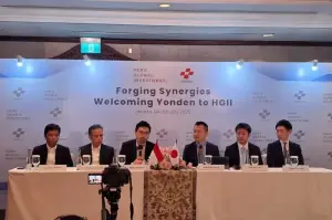 Direktur Utama PT Hero Global Investment Tbk (HGII) Robin Sunyoto bersama General Manager International Business and Cooperation Department Shikoku Electric Power Company, Incorporated (Yonden) Kazuichi Ikeda didampingi oleh jajaran direksi HGII dan Yonden dalam konferensi pers pengumuman jual beli saham di Jakarta, Jumat (24/1/2025). ANTARA/Muhammad Heriyanto