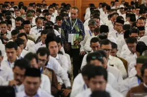 Ilustrasi - Panitia mengawasi peserta mengerjakan CAT menggunakan gawai saat seleksi petugas penyelenggara haji 2025 di Asrama Haji, Pondok Gede, Jakarta, Selasa (17/12/2024). ANTARA FOTO/Asprilla Dwi Adha/rwa.