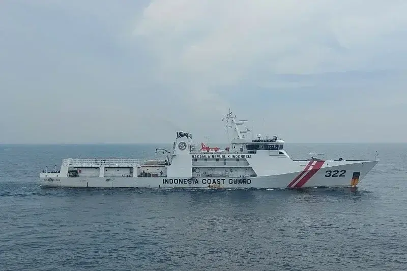 Kapal Bakamla KN Pulau Marore bersama Kapal JCG Settsu melakukan latihan pengejaran kapal perompak di perairan Jakarta, Jumat (24/1/2025). (ANTARA/Katriana)