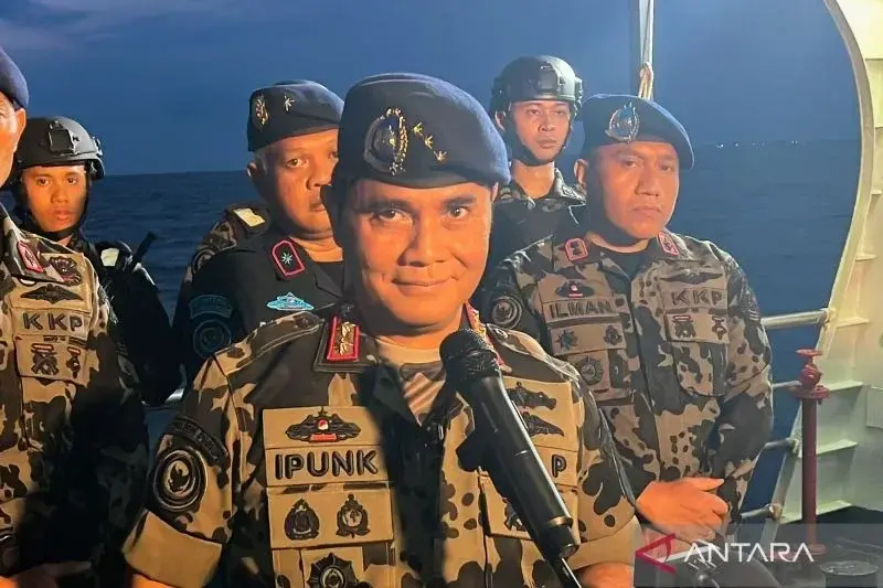 Direktur Jenderal Pengawasan Sumber Daya Kelautan dan Perikanan (PSDKP) Kementerian Kelautan dan Perikanan (KKP) Pung Nugroho Saksono dalam jumpa pers seusai memimpin kegiatan penyegelan pemagaran laut 30,16 km di perairan Tangerang, Banten, Kamis (9/1/2025). ANTARA/Harianto