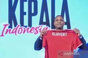 Pelatih Timnas Indonesia Patrick Kluivert menunjukkan jersey Timnas Indonesia yang bertuliskan namanya saat acara perkenalan Pelatih Baru Timnas Indonesia di Jakarta, Minggu (12/1/2025). PSSI secara resmi mengumukan dan memperkenalkan pelatih baru bagi Timnas Indonesia yaitu Patrick Kluivert beserta dua asisten pelatih yaitu Alex Pastoor dan Denny Landzaat. ANTARA FOTO/Muhammad Adimaja/tom.
