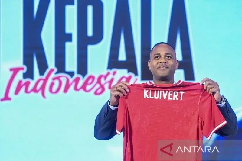 Pelatih Timnas Indonesia Patrick Kluivert menunjukkan jersey Timnas Indonesia yang bertuliskan namanya saat acara perkenalan Pelatih Baru Timnas Indonesia di Jakarta, Minggu (12/1/2025). PSSI secara resmi mengumukan dan memperkenalkan pelatih baru bagi Timnas Indonesia yaitu Patrick Kluivert beserta dua asisten pelatih yaitu Alex Pastoor dan Denny Landzaat. ANTARA FOTO/Muhammad Adimaja/tom.