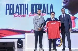 Ketua Umum PSSI Erick Thohir (tengah) berfoto bersama Pelatih Timnas Indonesia Patrick Kluivert (kanan) dan Asisten Pelatih Timnas Indonesia Denny Landzaat (kiri) saat acara perkenalan Pelatih Baru Timnas Indonesia di Jakarta, Minggu (12/1/2025). PSSI secara resmi mengumukan dan memperkenalkan pelatih baru bagi Timnas Indonesia yaitu Patrick Kluivert beserta dua asisten pelatih yaitu Alex Pastoor dan Denny Landzaat. ANTARA FOTO/Muhammad Adimaja/nym. (ANTARA FOTO/MUHAMMAD ADIMAJA)
