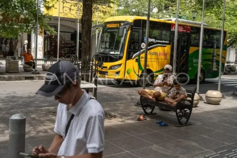 Wisatawan duduk di kawasan Malioboro, Yogyakarta, Selasa (14/1/2025). Berdasarkan Perda Kota Yogyakarta Nomor 2 tahun 2017 tentang Kawasan Tanpa Rokok, Pemerintah Kota Yogyakarta menerapkan sanksi tindak pidana ringan dengan denda maksimal Rp7,5 juta bagi setiap warga maupun wisatawan yang merokok di kawasan Malioboro mulai tahun 2025. ANTARA FOTO/Hendra Nurdiyansyah/tom. Wisatawan duduk di kawasan Malioboro, Yogyakarta, Selasa (14/1/2025). Berdasarkan Perda Kota Yogyakarta Nomor 2 tahun 2017 tentang Kawasan Tanpa Rokok, Pemerintah Kota Yogyakarta menerapkan sanksi tindak pidana ringan dengan denda maksimal Rp7,5 juta bagi setiap warga maupun wisatawan yang merokok di kawasan Malioboro mulai tahun 2025. ANTARA FOTO/Hendra Nurdiyansyah/tom.