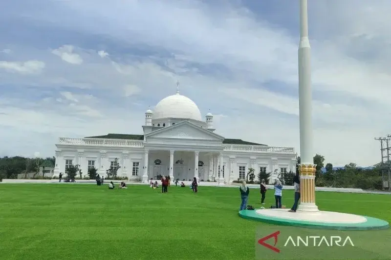 Pendopo Merah Putih Kota Bengkulu yang ramai pengunjung. Jumat (31/1/2025) (ANTARA/Anggi Mayasari)