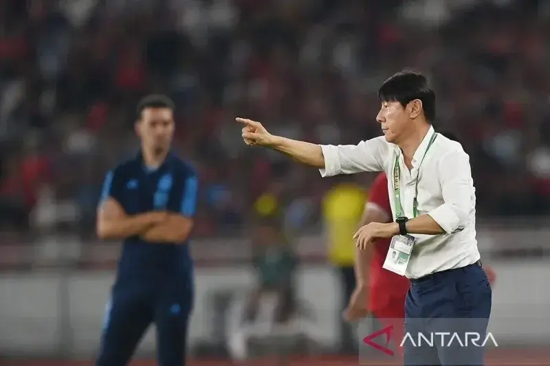Pelatih Timnas Indonesia Shin Tae-yong (kanan) memberikan instruksi disaksikan pelatih Timnas Argentina Lionel Scaloni (kiri) saat laga persahabatan FIFA Matchday di Stadion Utama Gelora Bung Karno, Jakarta, Senin (19/6/2023). ANTARA FOTO/Akbar Nugroho Gumay/rwa.

