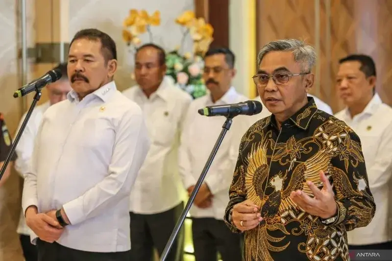 Jaksa Agung Sanitiar Burhanuddin (kiri) bersama Ketua KPK Setyo Budiyanto (kanan) menyampaikan keterangan usai pertemuan di Kejaksaan Agung, Jakarta, Rabu (8/1/2025). Pertemuan tersebut sebagai pertemuan awal Ketua KPK setelah dilantik dan membahas sinergi dalam penanganan serta pencegahan korupsi. ANTARA FOTO/Asprilla Dwi Adha/rwa