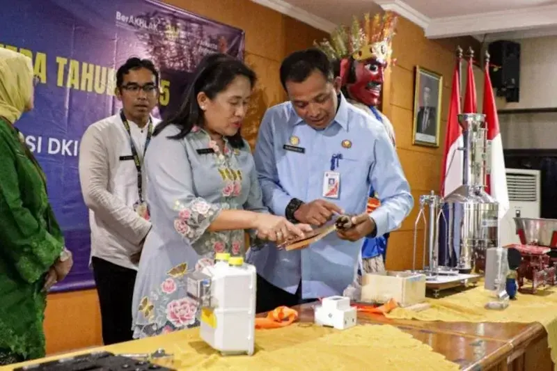 Kepala Dinas PPKUKM Elisabeth Ratu Rante Allo (kiri)  membuka segel dan membubuhkan tapak Cap Tanda Tera tahun 2025 di Jakarta, Jumat (3/1/2025).*  (ANTARA/HO-Dinas PPKUKM DKI Jakarta)
