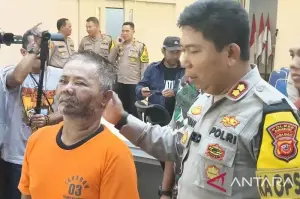 Kapolres Sukabumi AKBP Samian saat meminta keterangan dari Gagan (59) warga Kampung Dukuhnara, Desa Pawenang, Kecamatan Nagrak, Kabupaten Sukabumi, Jabar yang merupakan pelaku penyiraman air keras kepada istrinya.* ANTARA/Aditya A Rohman