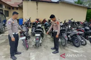 Personel Satlantas Polres Aceh Barat memperlihatkan puluhan sepeda motor yang diamankan dari sejumlah lokasi balapan liar, yang diamankan di Kompleks Satlantas Polres Aceh Barat di Meulaboh, Selasa (7/1/2025). (ANTARA/HO)