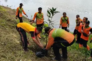 Satuan Samapta Polres Metro Jakarta Timur  menanam puluhan pohon buah dan tanaman pangan di sekitar Waduk Aneka Elok, Jalan Raya Penggilingan, RW 9 Cakung, Jakarta Timur, Minggu untuk mendukung ketahanan pangan, Minggu (12/1/2025). ANTARA/HO-Polres Jaktim