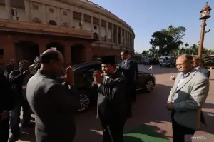 Presiden RI Prabowo Subianto (tengah) berkunjung ke Gedung Parlemen India di New Delhi, India, Sabtu (25/1/2025), pada sela-sela agenda kenegaraan Presiden di Delhi pada 23–26 Januari 2025. ANTARA/HO-BPMI Sekretariat Presiden.