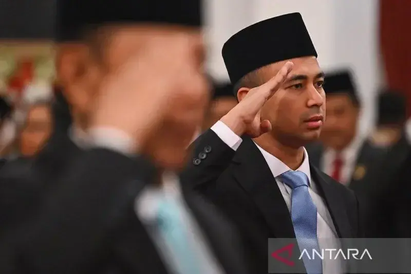 Arsip foto - Utusan Khusus Presiden Bidang Pembinaan Generasi Muda dan Pekerja Seni Raffi Farid Ahmad melakukan sikap hormat saat dilantik Presiden Prabowo Subianto di Istana Negara, Jakarta, Selasa (22/10/2024). Presiden Prabowo melantik Ketua Mahkamah Agung (MA) serta Kepala Badan, Gubernur Lemhanas, Utusan Khusus Presiden, Penasihat Khusus Presiden, dan Staf Khusus Presiden pada Kabinet Merah Putih 2024-2029. ANTARA FOTO/Sigid Kurniawan/rwa.